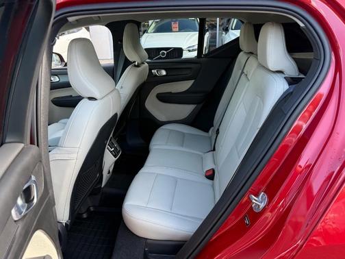 2024 Volvo XC40 B5 Plus Dark Theme