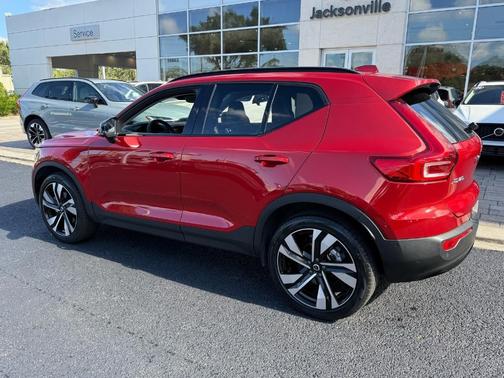 2024 Volvo XC40 B5 Plus Dark Theme