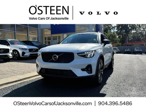 2023 Volvo XC40 B5 Plus Dark Theme