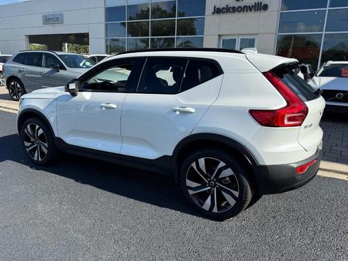 2023 Volvo XC40 B5 Plus Dark Theme