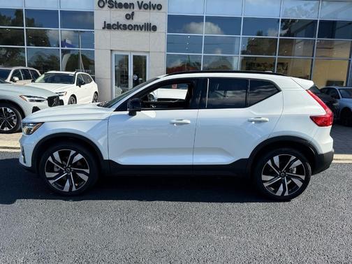 2023 Volvo XC40 B5 Plus Dark Theme