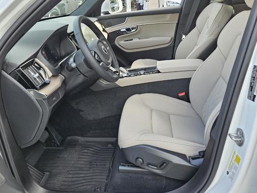 2025 Volvo XC90 B5 Core