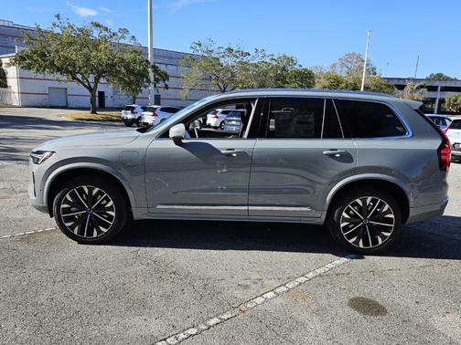 2025 Volvo XC90 Plug-In Hybrid T8 Plus 7-Seater