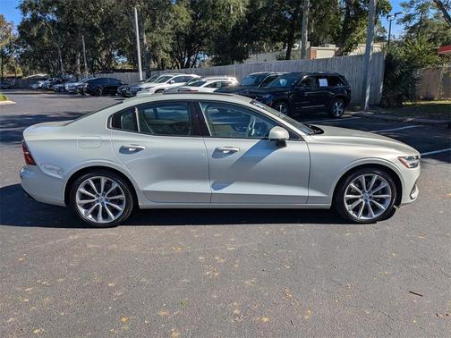 2020 Volvo S60 T5 Momentum