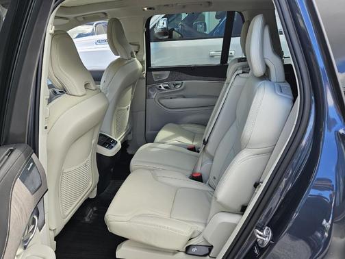 2022 Volvo XC90 T6 Inscription 7 Passenger