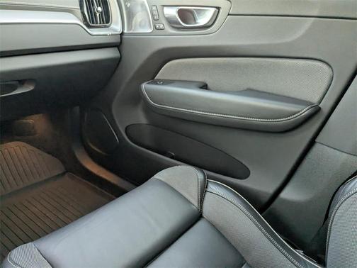 2021 Volvo XC60 Recharge Plug-In Hybrid T8 R-Design