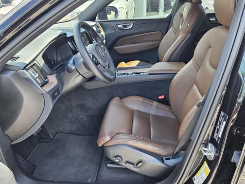 2024 Volvo XC60 B5 Ultimate Dark Theme