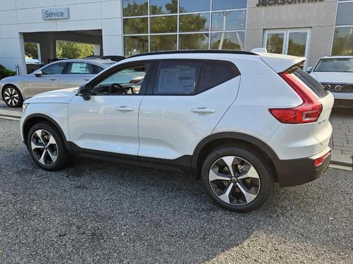 2025 Volvo XC40 B5 Plus Dark Theme
