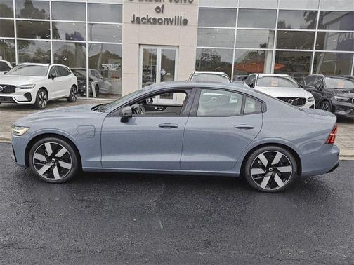 2024 Volvo S60 Recharge Plug-In Hybrid T8 Plus Dark Theme