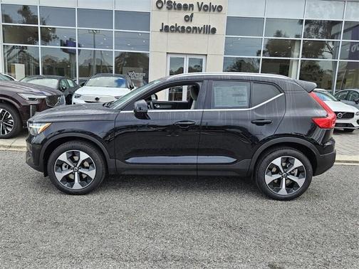 2025 Volvo XC40 B5 Plus Bright Theme
