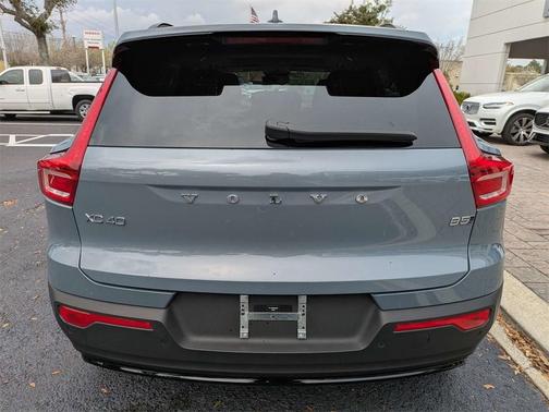 2023 Volvo XC40 B5 Ultimate Dark Theme