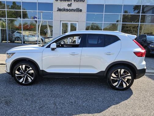 2024 Volvo XC40 B5 Ultimate Bright Theme