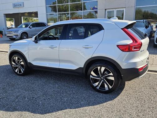 2024 Volvo XC40 B5 Ultimate Bright Theme