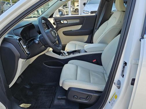 2024 Volvo XC40 B5 Ultimate Bright Theme