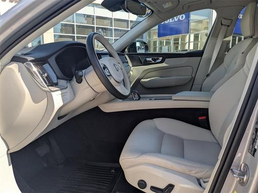 2023 Volvo XC60 Recharge Plug-In Hybrid T8 Plus Dark Theme