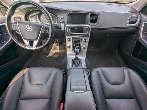 2018 Volvo V60 Cross Country T5