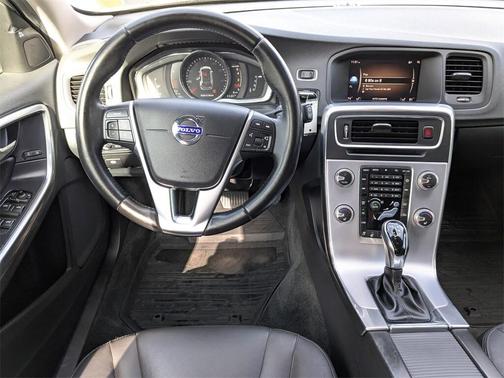 2018 Volvo V60 Cross Country T5