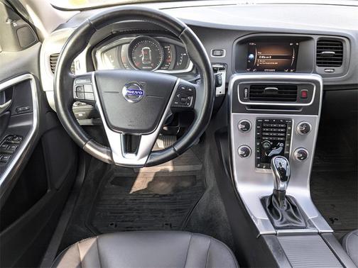 2018 Volvo V60 Cross Country T5