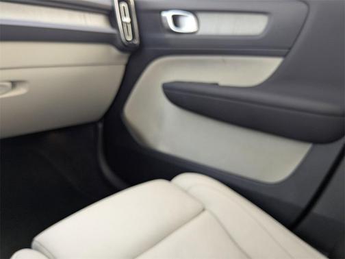 2024 Volvo XC40 B5 Plus Bright Theme