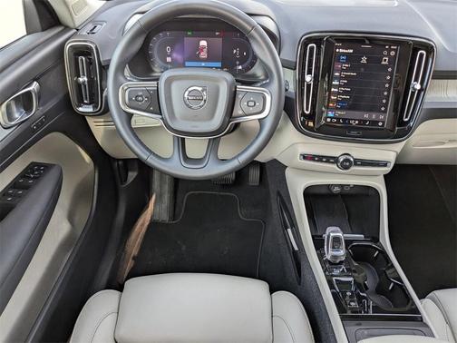 2024 Volvo XC40 B5 Plus Bright Theme