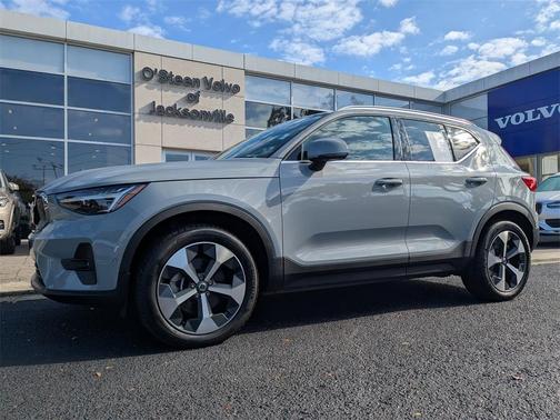 2024 Volvo XC40 B5 Plus Bright Theme