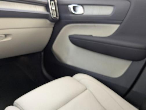 2024 Volvo XC40 B5 Plus Bright Theme