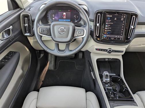 2024 Volvo XC40 B5 Plus Bright Theme