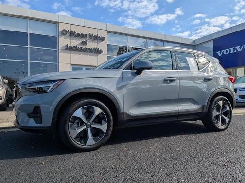 2024 Volvo XC40 B5 Plus Bright Theme
