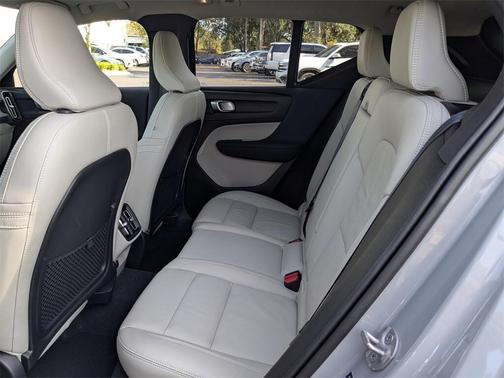 2024 Volvo XC40 B5 Plus Bright Theme