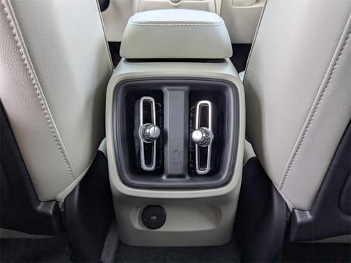 2024 Volvo XC40 B5 Plus Bright Theme