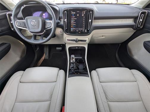 2024 Volvo XC40 B5 Plus Bright Theme