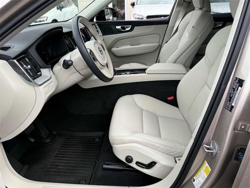 2025 Volvo XC60 B5 Plus