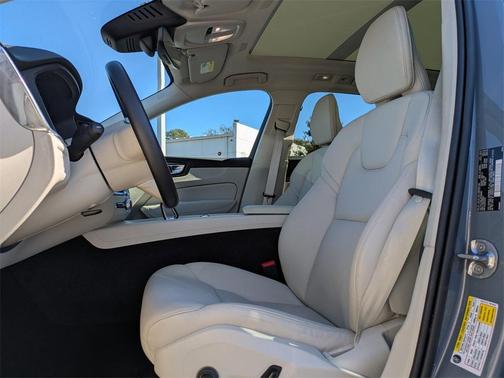 2023 Volvo XC60 B5 Plus Dark Theme