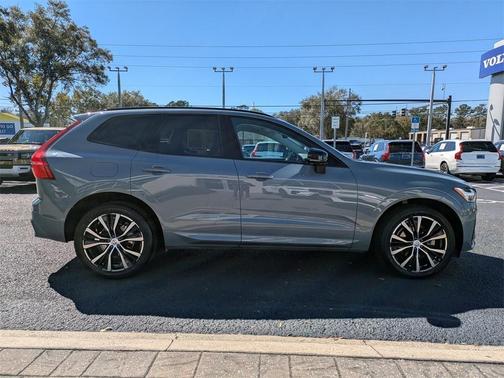 2023 Volvo XC60 B5 Plus Dark Theme