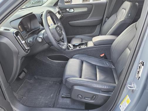 2023 Volvo XC40 B5 Ultimate Bright Theme
