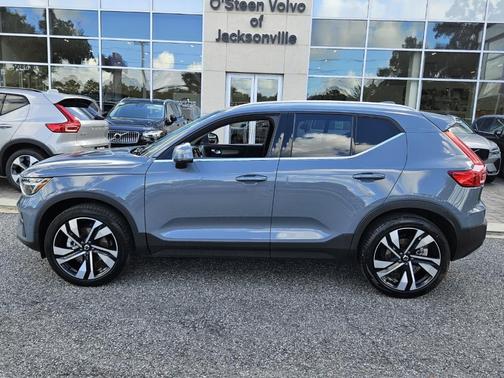 2023 Volvo XC40 B5 Ultimate Bright Theme