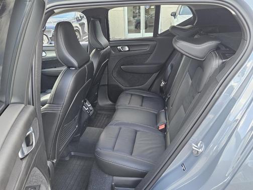 2023 Volvo XC40 B5 Ultimate Bright Theme