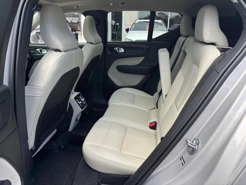 2025 Volvo XC40 B5 Ultra Bright Theme