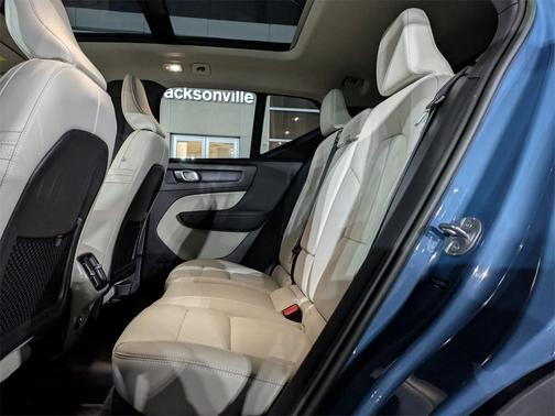 2023 Volvo XC40 B5 Ultimate Bright Theme