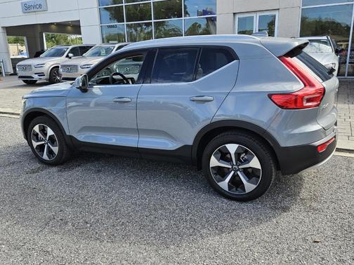 2024 Volvo XC40 B5 Plus Bright Theme