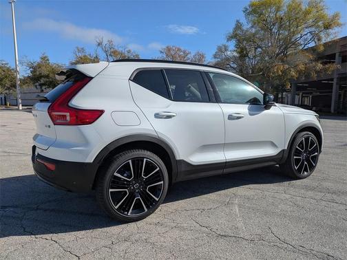 2026 Volvo XC40 B5 Ultra