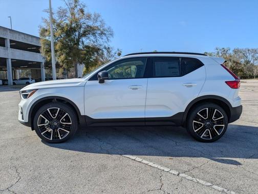Crystal White 2026 Volvo XC40 B5 Ultra