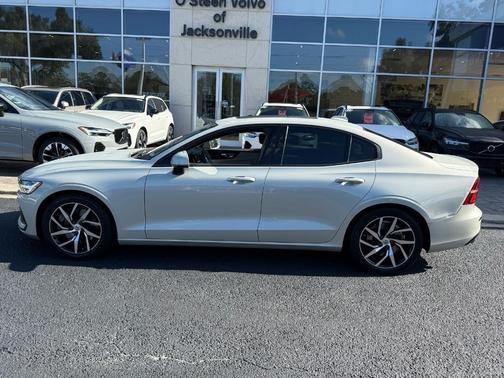 2020 Volvo S60 T6 Momentum