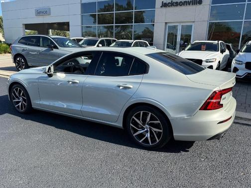 2020 Volvo S60 T6 Momentum