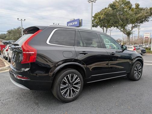 2022 Volvo XC90 T6 Momentum 7 Passenger