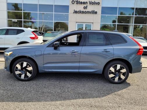 2024 Volvo XC60 Recharge Plug-In Hybrid T8 Plus Dark Theme