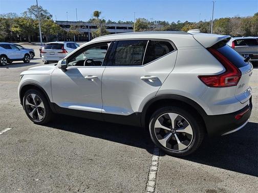 2025 Volvo XC40 B5 Core Bright Theme