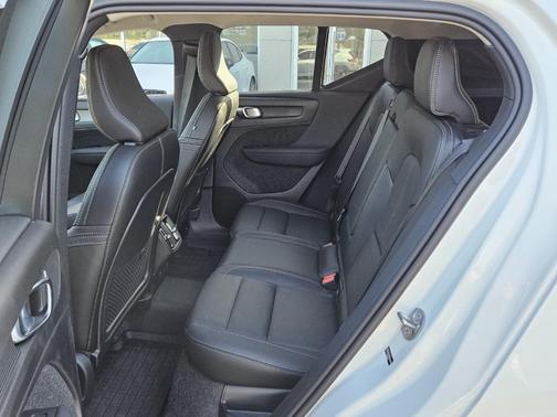 2025 Volvo XC40 B5 Core Bright Theme