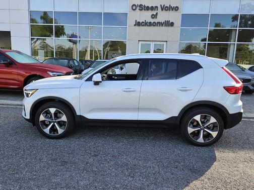 2025 Volvo XC40 B5 Core Bright Theme