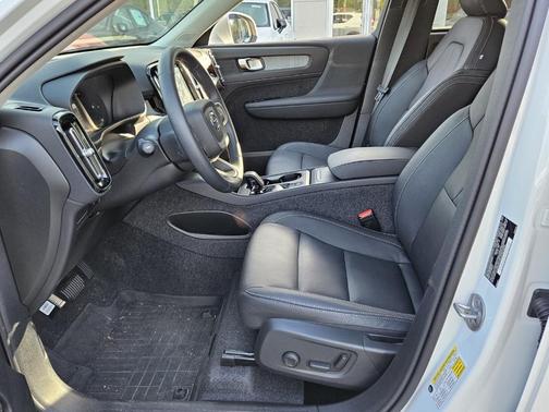 2025 Volvo XC40 B5 Core Bright Theme